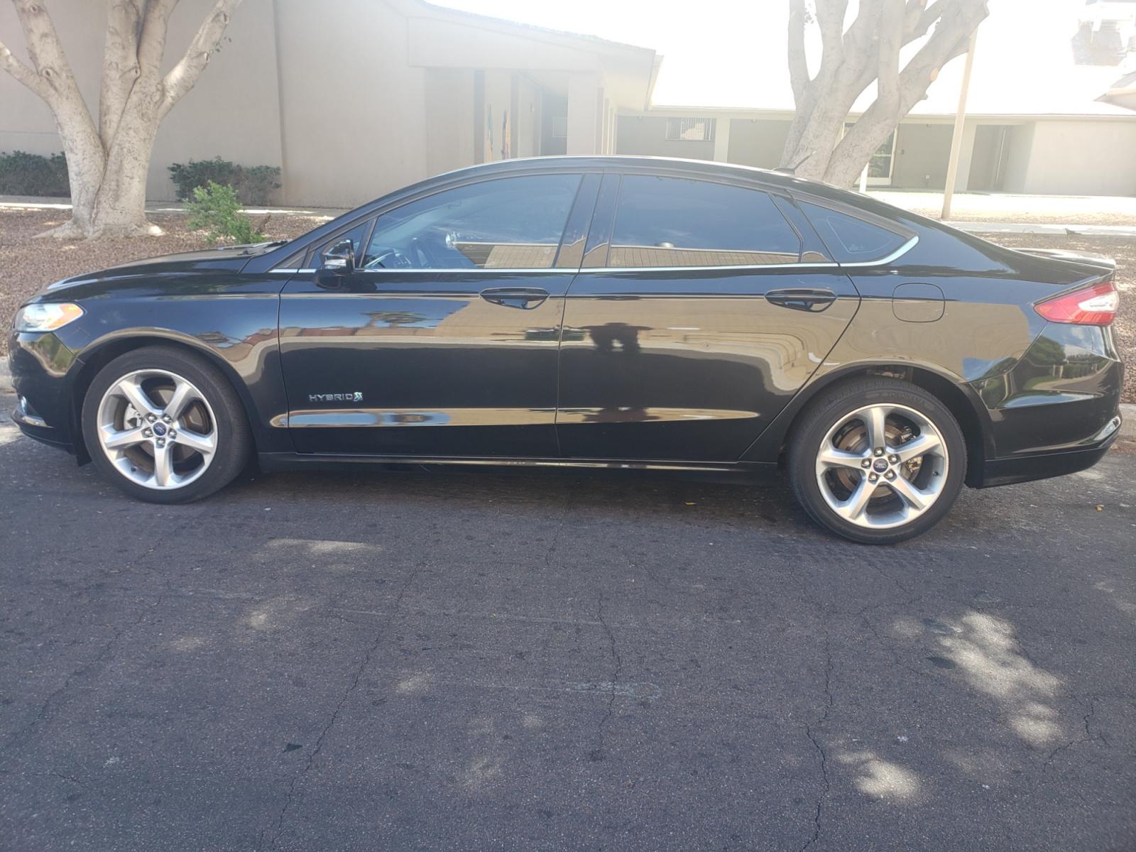 2014 /gray and black Ford Fusion Hybrid SE (3FA6P0LU3ER) with an 2.0L L4 DOHC 16V engine, 6-Speed Automatic Overdrive transmission, located at 323 E Dunlap Ave., Phoenix, AZ, 85020, (602) 331-9000, 33.567677, -112.069000 - 2014 Ford Fusion SE Hybrid......EXCELLENT condition,....ONLY 110K MILES!!!..... A Real Must See!!.... No accidents, Power everything, Touch screen Stereo/cd player, Phone sync, Bluetooth, Satellite compatible, Backup camera, Navigation, Ice cold ac, Clean Gray and Black interior with Black cloth sea - Photo #6